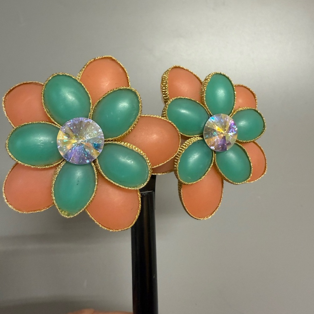 Vintage Elegant Floral clip on Earrings in Teal and Coral - Picture 6 of 9